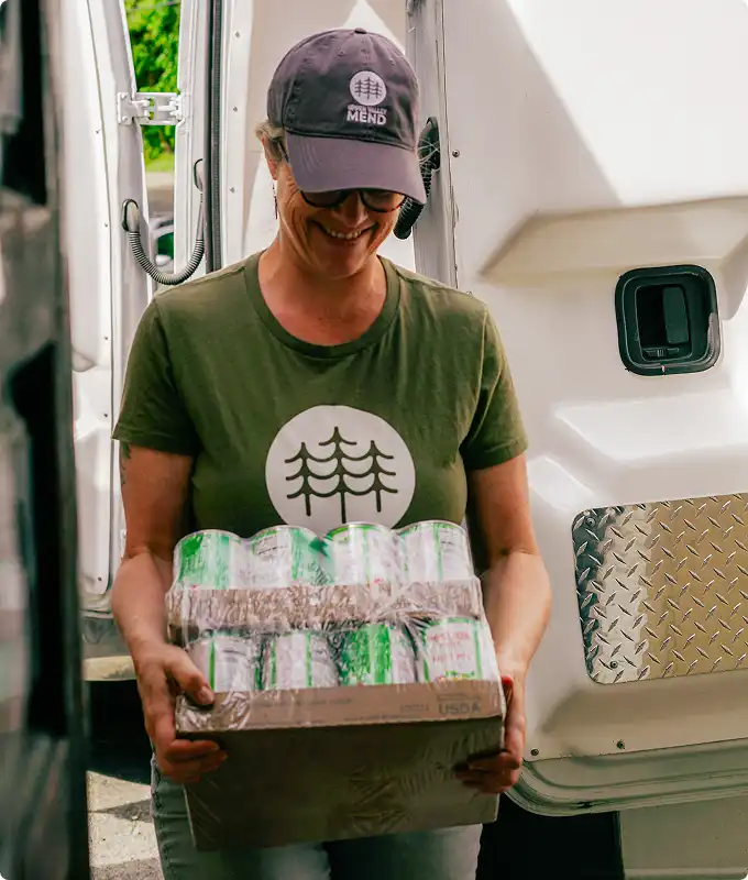 Volunteer handing out food